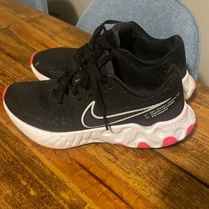 Nike tennis shoes, gently used, worn only a few times.